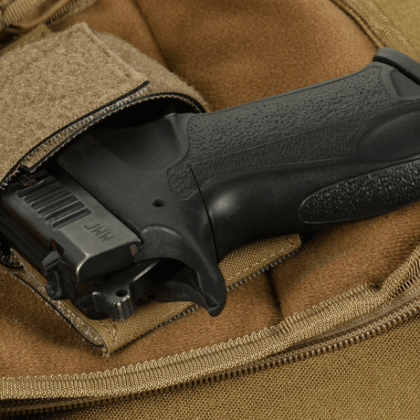 Dold bärfunktion i M-Tac Sphaera Hex Hardsling-väska Gen.II Elite, visar väska med vapenförvaring och dragkedja.