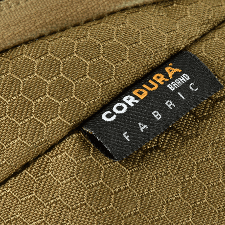 Närbild av Cordura-tyg på M-Tac Sphaera Hex Hardsling-väska Gen.II Elite med hexmönster och robust konstruktion.