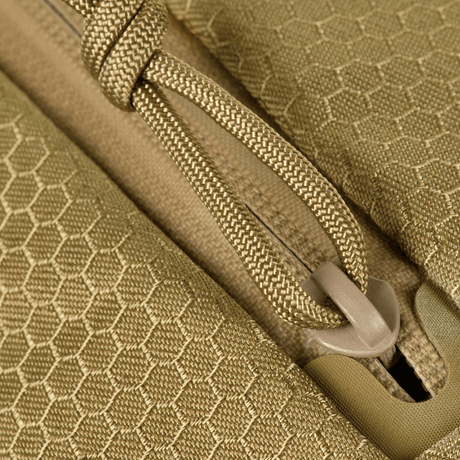 Närbild av material och dragkedjedetaljer i Cordura/hex-polyester.