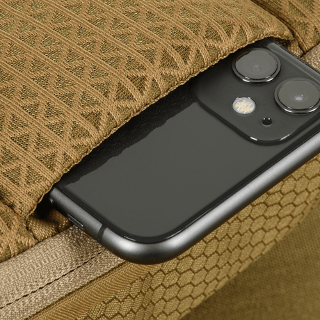 M-Tac Sphaera Hex Hardsling-väska Gen.II Elite med ett fack som visar en smartphone delvis i väskan.