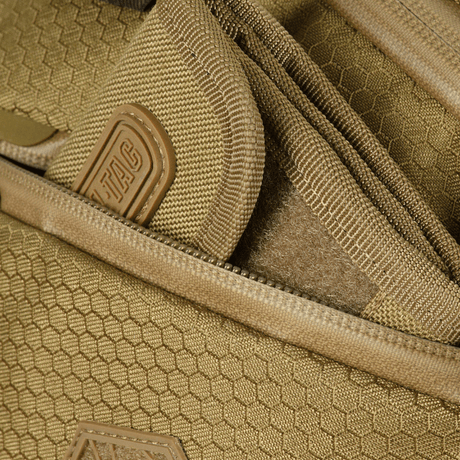 M-Tac Sphaera Hex Hardsling-väska Gen.II Elite med dragkedjor och hexagontextur, fokus på funktionalitet.