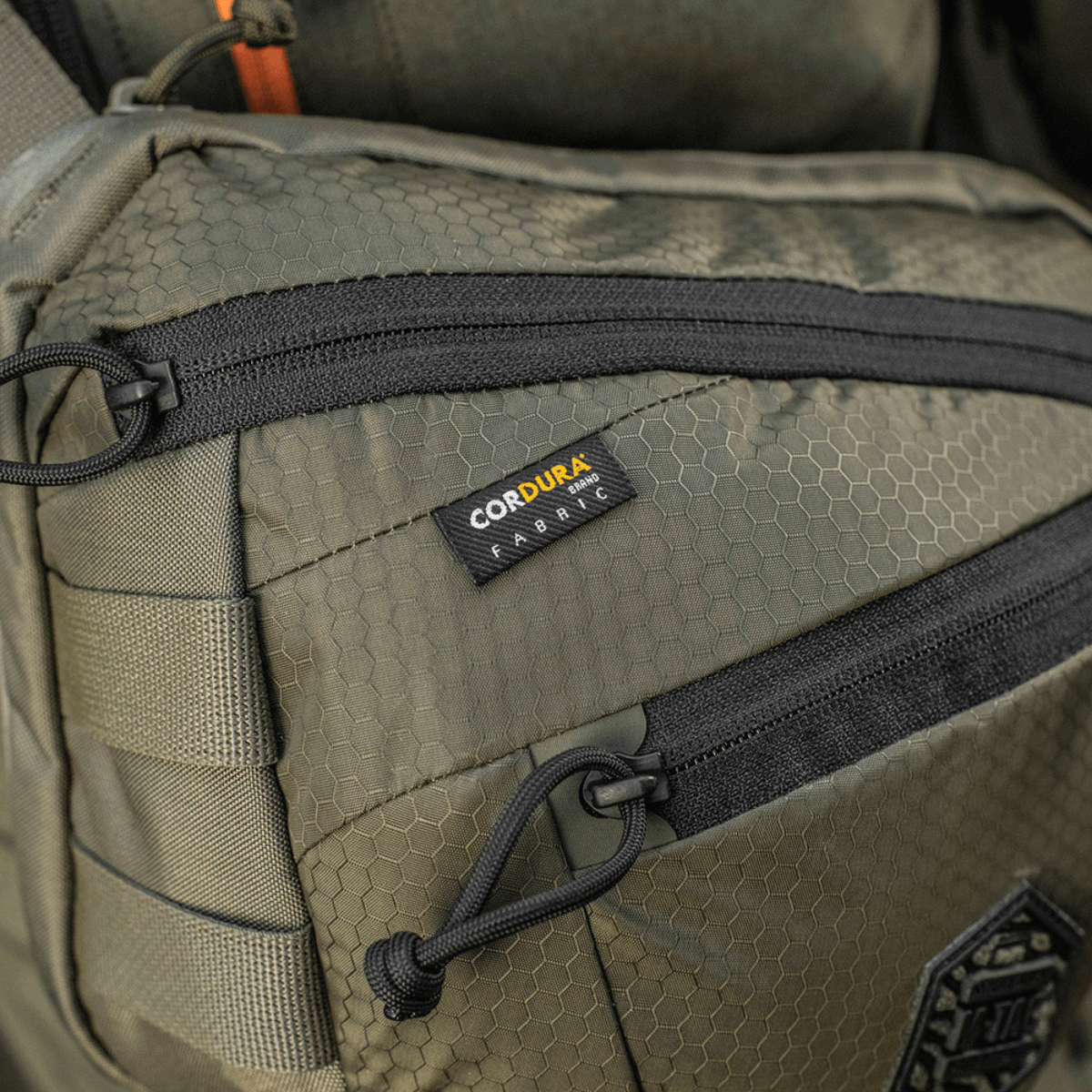 M-Tac Sphaera Hex Hardsling Taske Gen.II Elite i Cordura materiale, viser detaljeret lynlåslukning med hex mønster.