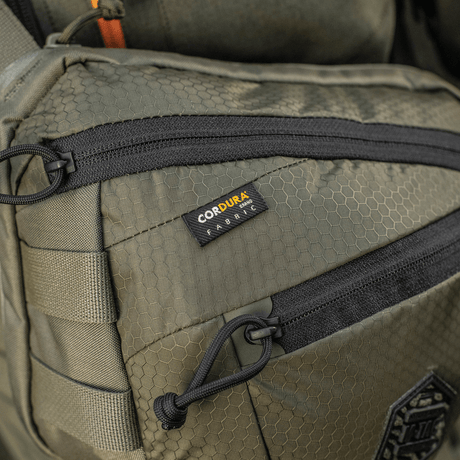 M-Tac Sphaera Hex Hardsling-väska Gen.II Elite i Cordura, visar detaljerad dragkedjedetalj med hexmönster.