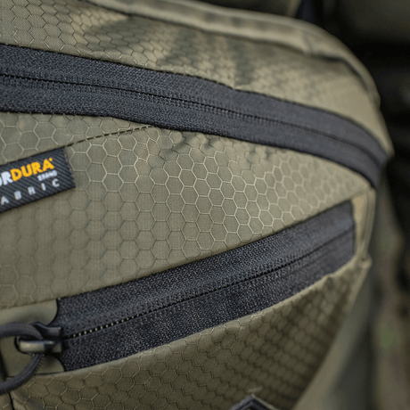 M-Tac Sphaera Hex Hardsling-väska Gen.II Elite i Cordura med hexmönster och dragkedjedetalj, fokus på funktionell väska-design.