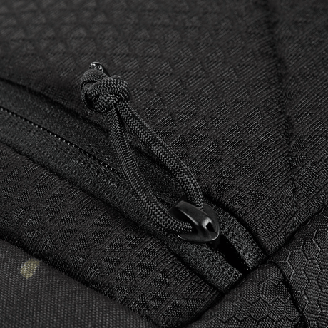 Närbild av dragkedjedetalj på M-Tac Satellite Magnet Taske Elite Hex i Cordura-material.