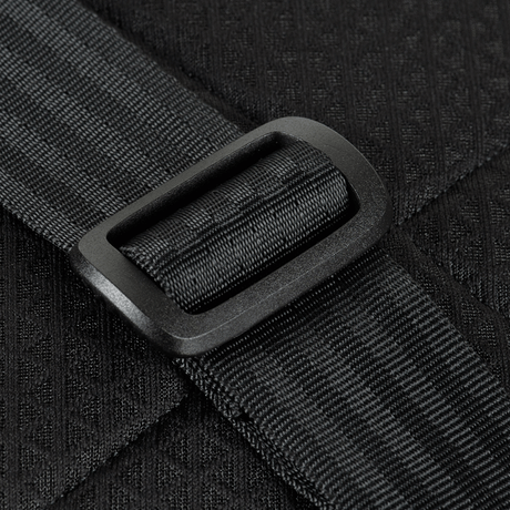 Närbild av justerbar stropp på M-Tac Satellite Magnet Taske Elite Hex i svart Cordura-material.