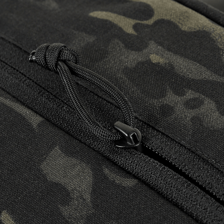 M-Tac Satellite Magnet Taske Elite Hex i camo-tyg med dragkedjedetalj, tillverkad i Cordura-material med MIL-SPEC-stroppar.