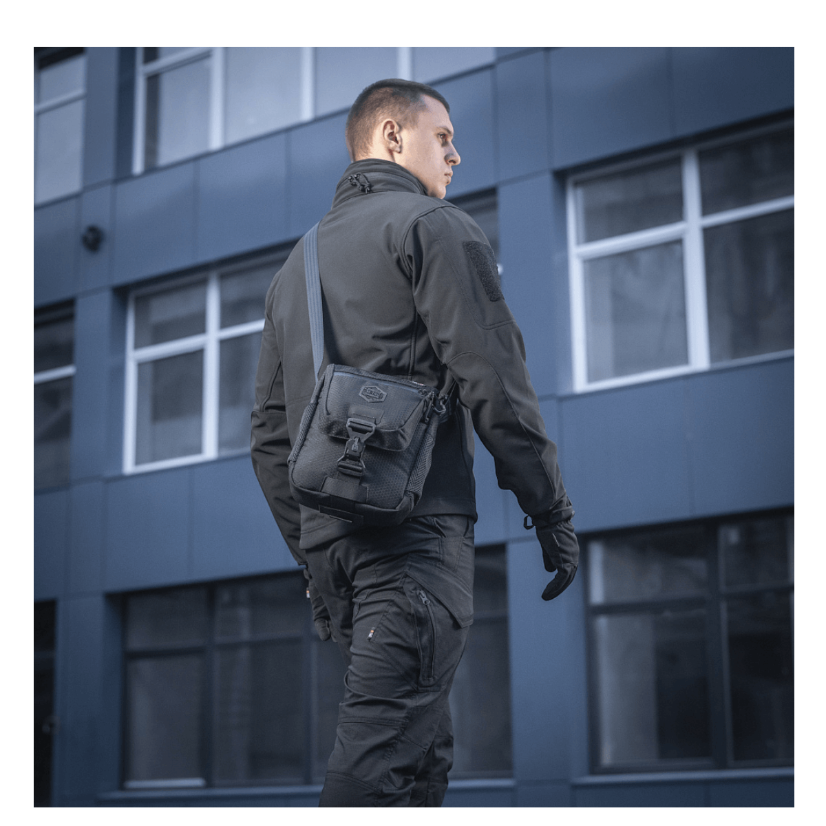 Mand med M-Tac Satellite Magnettaske Gen. II Elite Hex lavet af slidstærk Cordura, designet til skjult våbenbæring og daglig brug.