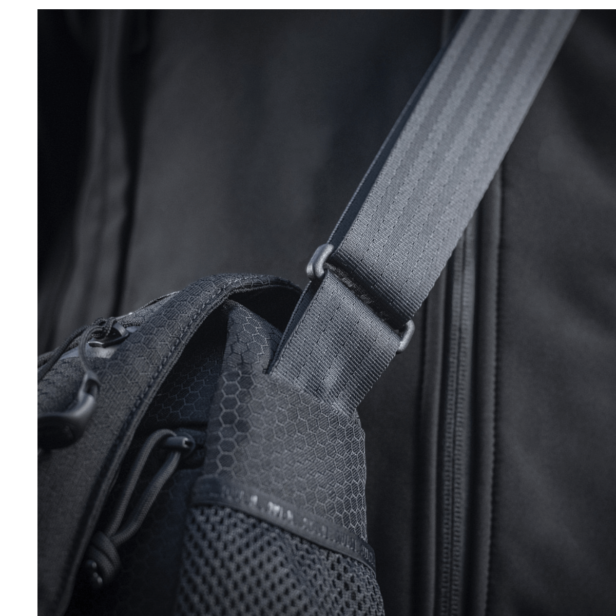 M-Tac Satellite Magnettaske Gen. II Elite Hex i Cordura Hex materialesammensætning med robuste YKK lynlåse og Woojin spænder.
