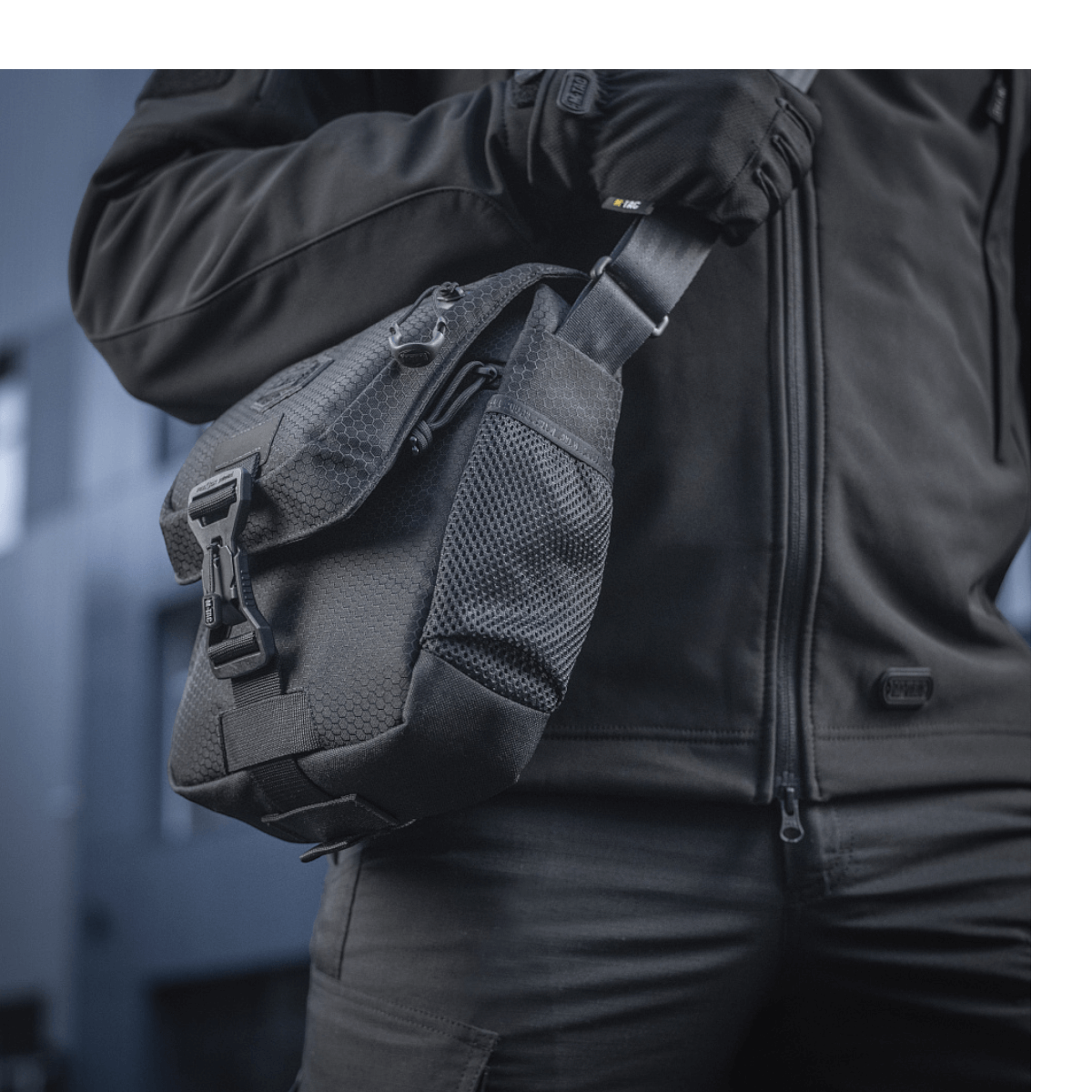 Person med M-Tac Satellite Magnettaske Gen. II Elite Hex, slidstærkt Cordura materiale, praktisk til daglig brug og skjult våbenbæring.