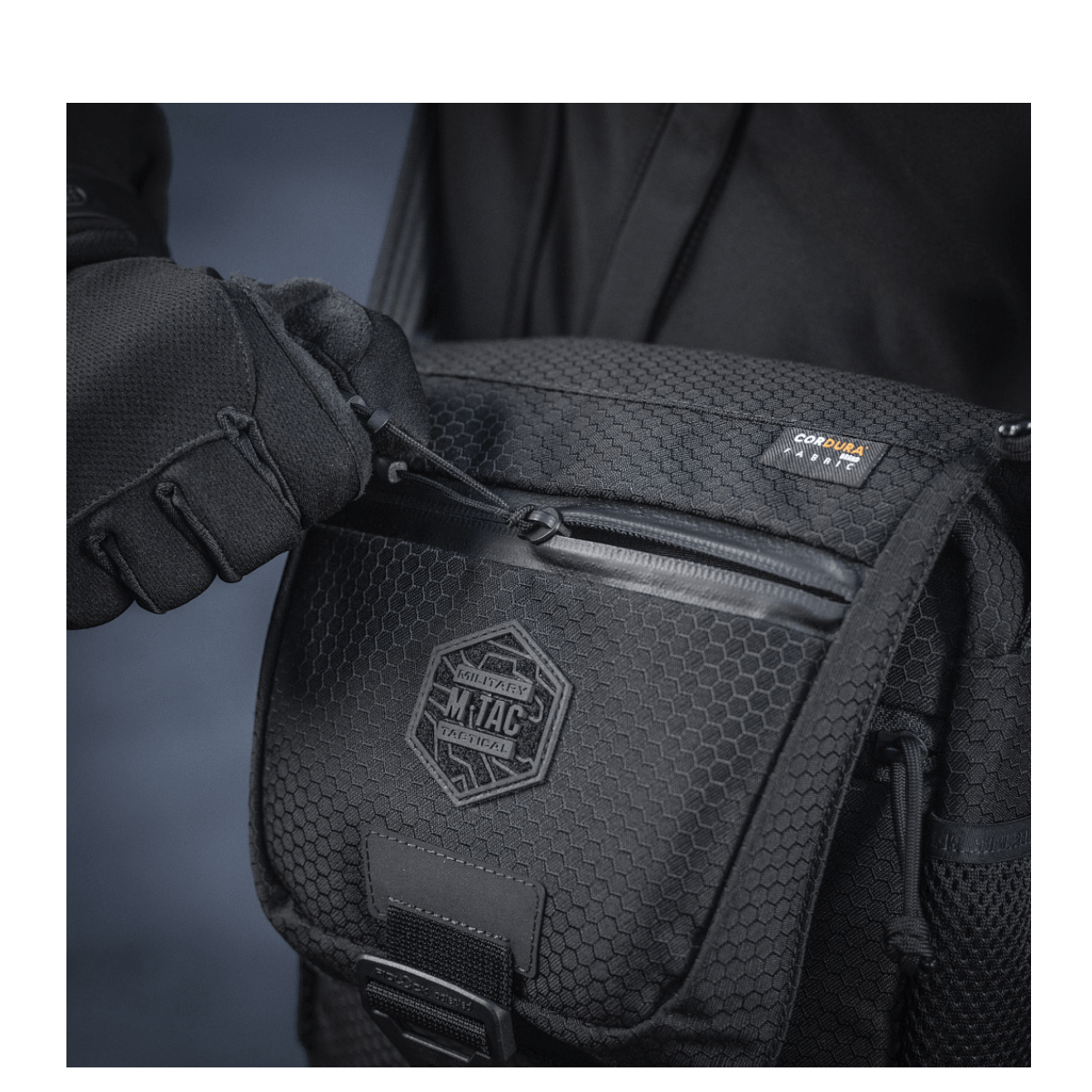 M-Tac Satellite Magnettaske Gen. II Elite Hex viser stærkt Cordura-materiale og YKK-lynlåse, ideel til multifunktionel brug.