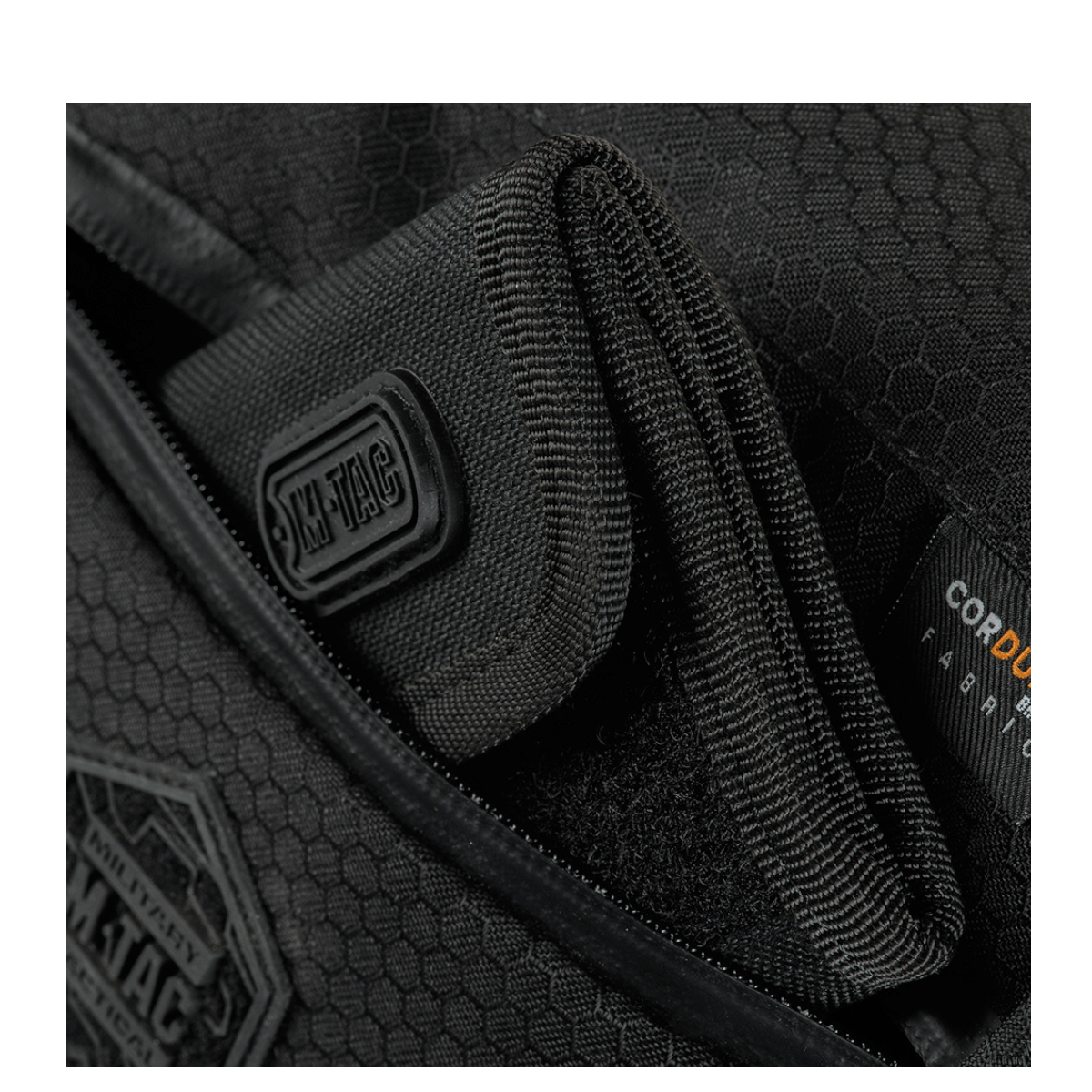 M-Tac Satellite Magnettaske Gen. II Elite Hex med slidstærk Cordura materiale og magnetlukning, perfekt til diskret opbevaring.