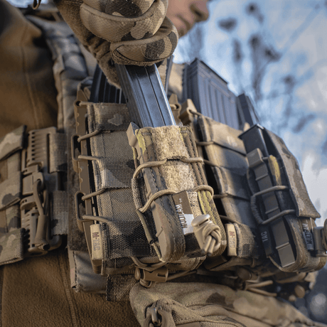 Taktisk utrustning med M-Tac Pistol Mag Pouch Gen.3 monterad på MOLLE-system, i användning utomhus.