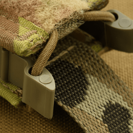 Närbild av M-Tac Pistol Mag Pouch Gen.3 tillverkad av Cordura 500D med MOLLE-monteringssystem och plast-sidor. Taktisk utrustning.