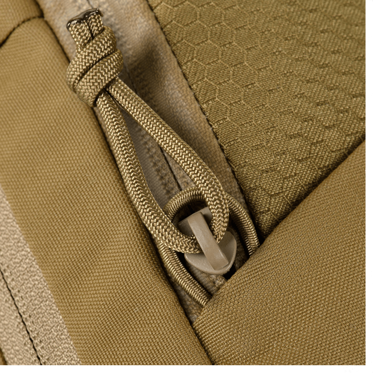 M-Tac Magnet XL Taske Elite Hex med tæt på lynlås og slidstærkt design, ideel til sikker opbevaring og hurtig adgang.