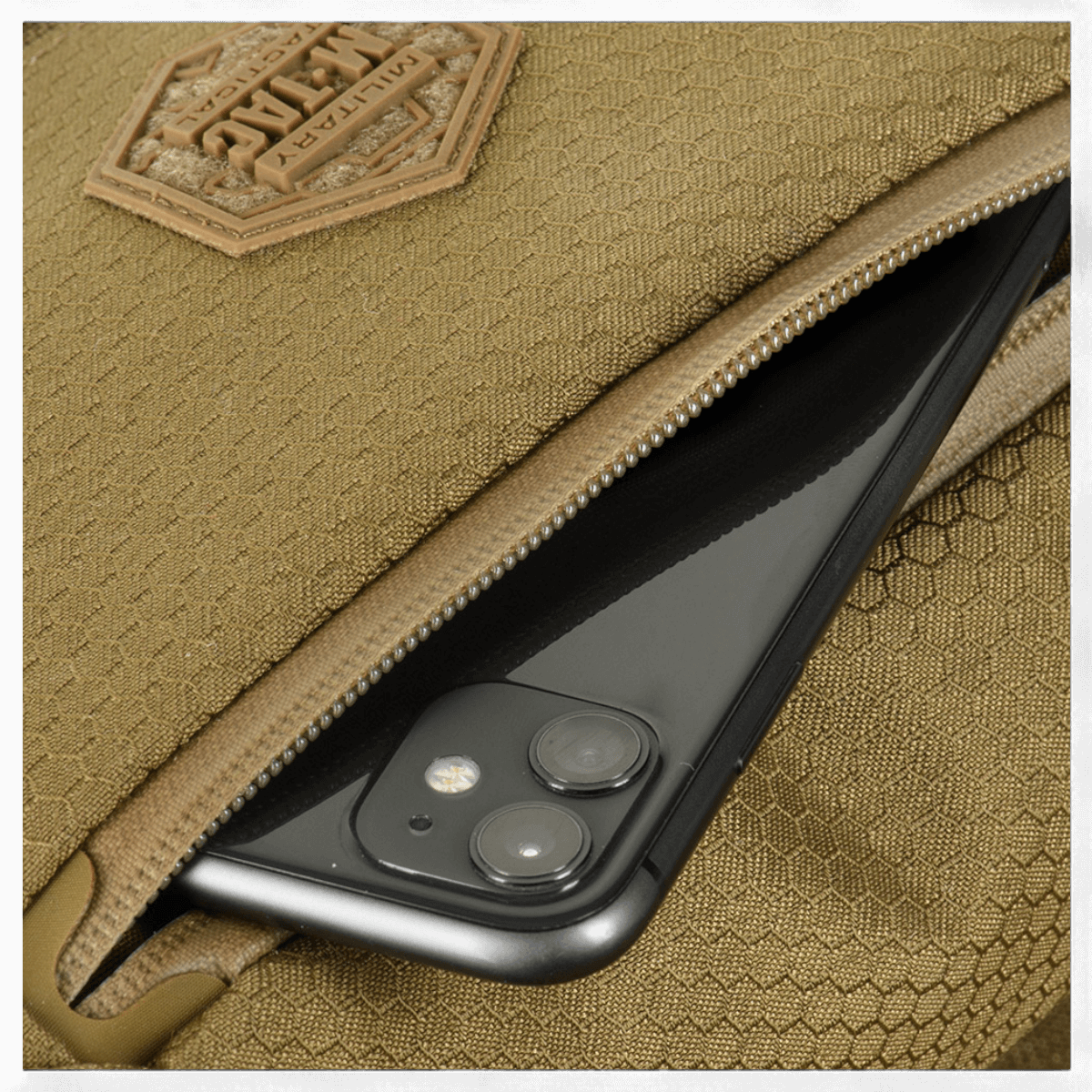 M-Tac Magnet XL Taske Elite Hex med telefon i lynlåslomme, viser rummelighed og funktion af FidLock systemet.