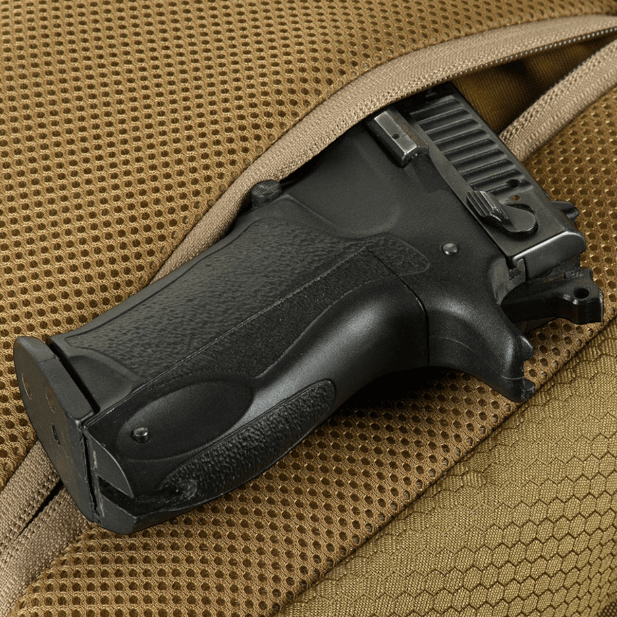 M-Tac Magnet XL Taske Elite Hex med universelt hylster i nærbillede af FidLock-lås i brun og sort farve.