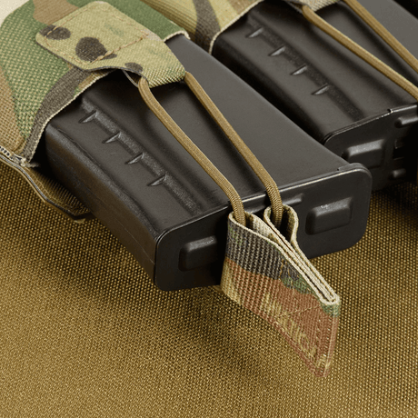 M‑Tac Elastisk Triple Magazine Pouch Elite med tre AK/AR-magasin fastsatta med elastik och stroppar, tillverkad av hållbart Cordura 500D.