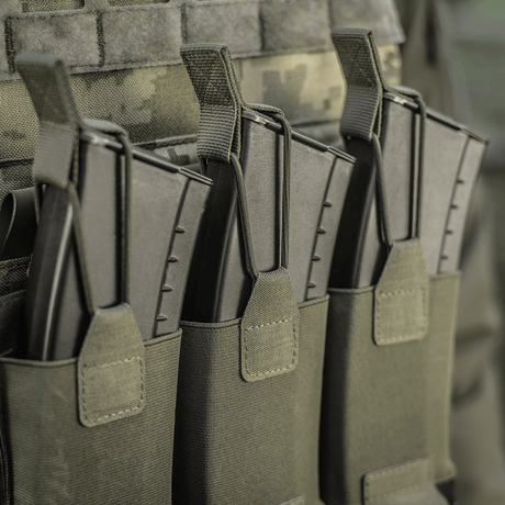 M‑Tac Elastisk Triple Magazine Pouch Elite med tre magasin, i Cordura 500D, designad för snabb åtkomst och säker förvaring.