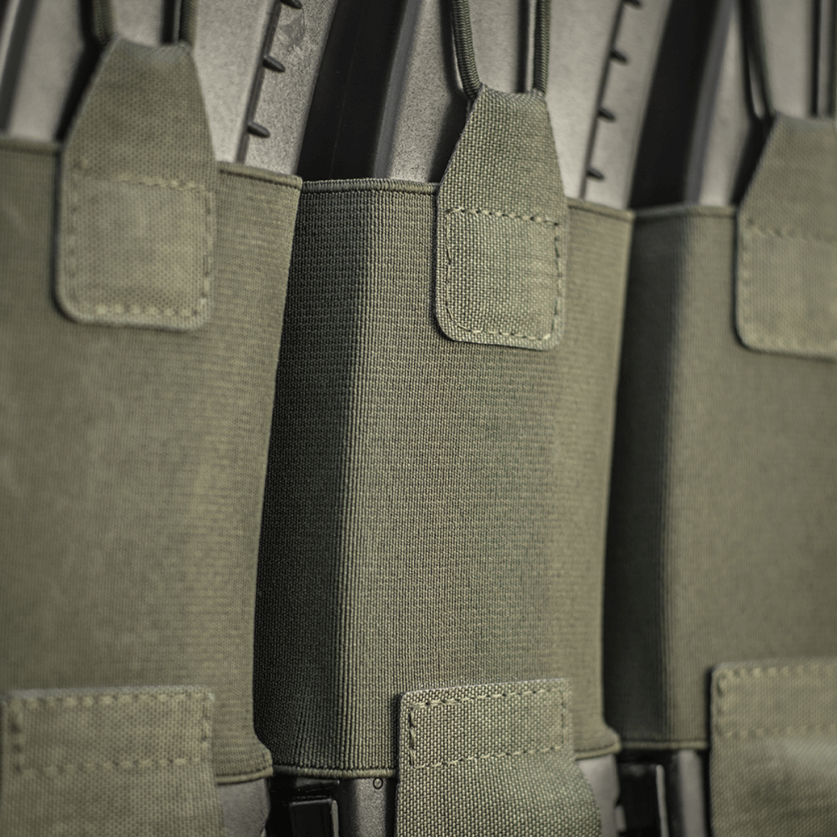 M‑Tac Elastisk Triple Magazine Pouch Elite med tre magasiner, robust Cordura 500D materiale, MOLLE kompatibilitet for feltbrug.