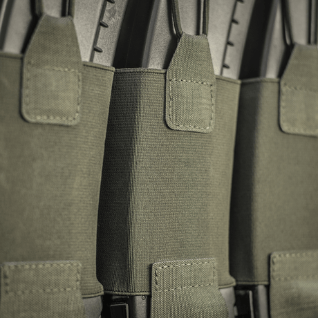 M‑Tac Elastisk Triple Magazine Pouch Elite med tre magasin, robust Cordura 500D-material, MOLLE-kompatibilitet för fältbruk.