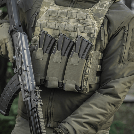 Person som bär taktisk väst med M‑Tac Elastisk Triple Magazine Pouch Elite monterad och AK-magasin insatta.