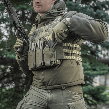M‑Tac Elastisk Triple Magazine Pouch Elite monterad på taktisk väst med tre magasin, designad för snabb åtkomst och säker förvaring.