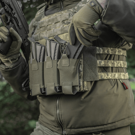 M‑Tac Elastisk Triple Magazine Pouch Elite monterad på taktisk väst med tre magasin i AK/AR-storlek.
