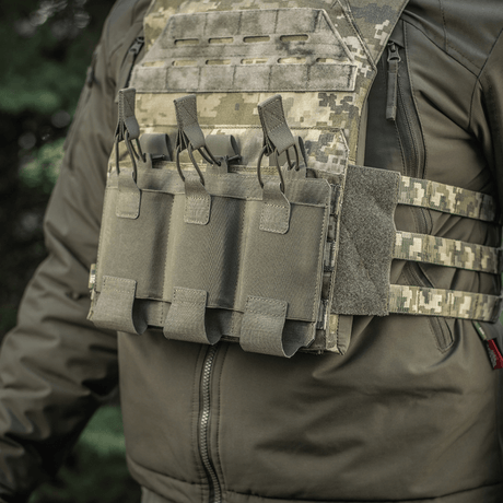 M‑Tac Elastisk Triple Magazine Pouch Elite monterad på taktisk väst, designad för 3 AK/AR-magasin med MOLLE Laser Cut-system.