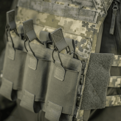 M‑Tac Elastisk Triple Magazine Pouch Elite monterad på taktisk väst, i hållbart Cordura 500D, idealisk för fältbruk med snabb åtkomst.
