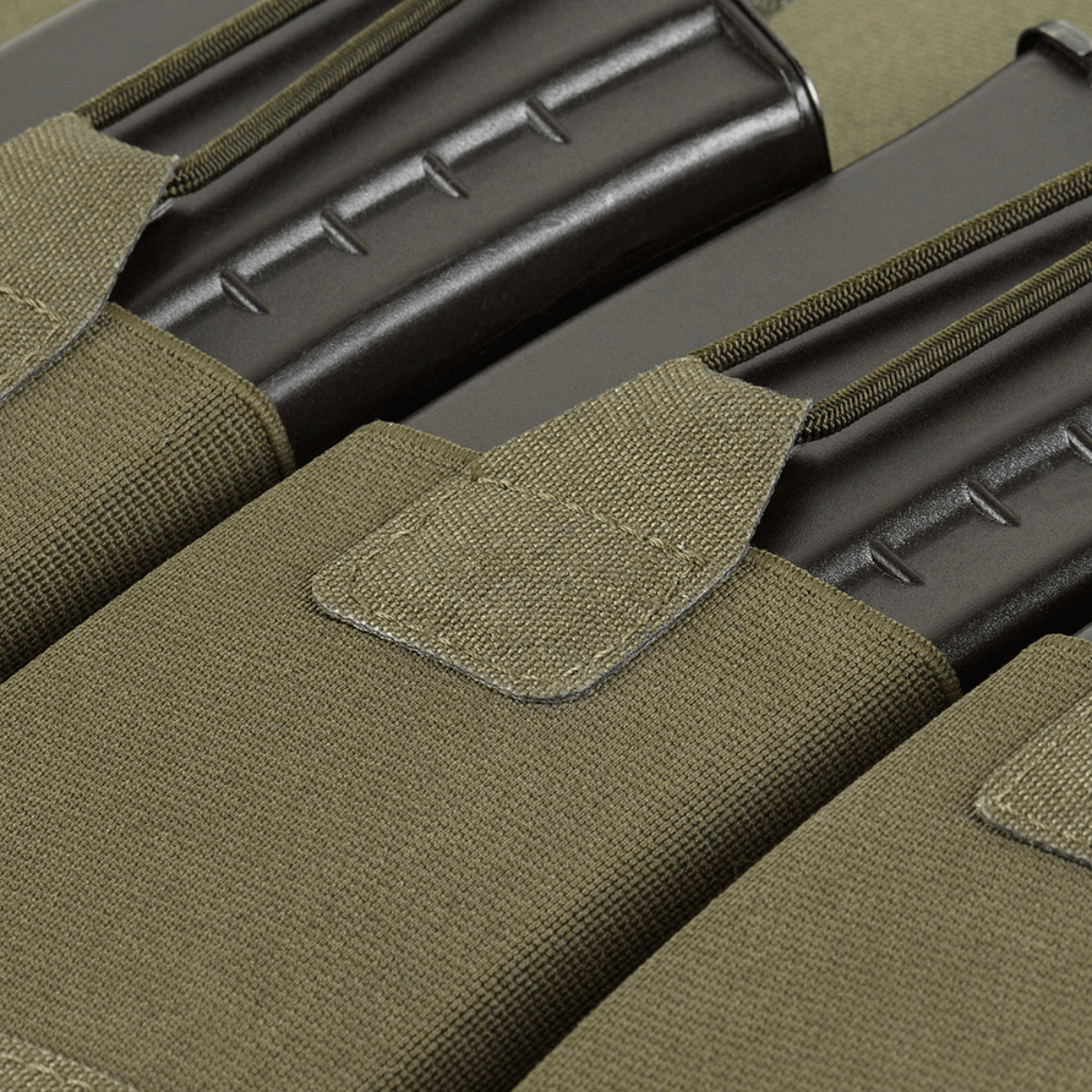 M‑Tac Elastisk Triple Magazine Pouch Elite til tre AK/AR-magasiner, robust Cordura 500D materiale, MOLLE kompatible monteringsmuligheder.