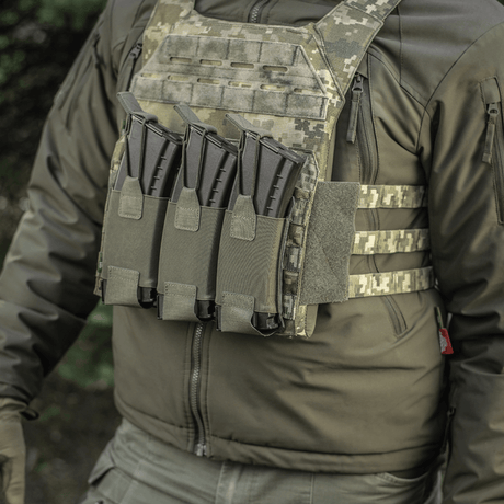 M‑Tac Elastisk Triple Magazine Pouch Elite monterad med tre AK/AR-magasin på taktisk väst i fältmiljö.