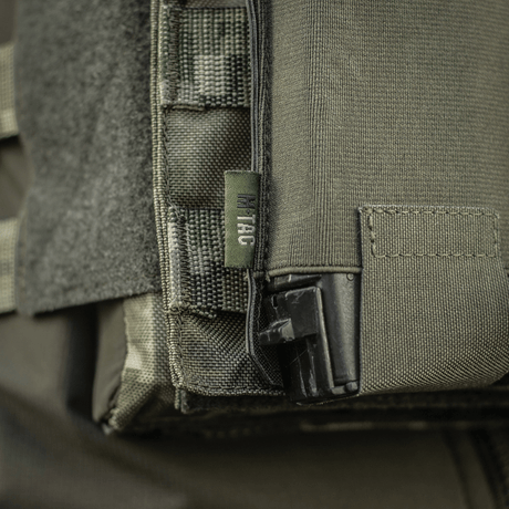 M‑Tac Elastisk Triple Magazine Pouch Elite visar robust Cordura 500D-material och MOLLE Laser Cut-system, lämplig för tre magasin.