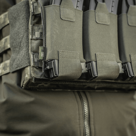 M‑Tac Elastisk Triple Magazine Pouch Elite för förvaring av tre AK/AR-magasin med öppet, snabbt åtkomligt design.
