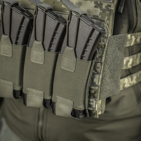 M‑Tac Elastisk Triple Magazine Pouch Elite med magasin monterade på MOLLE-utrustning.