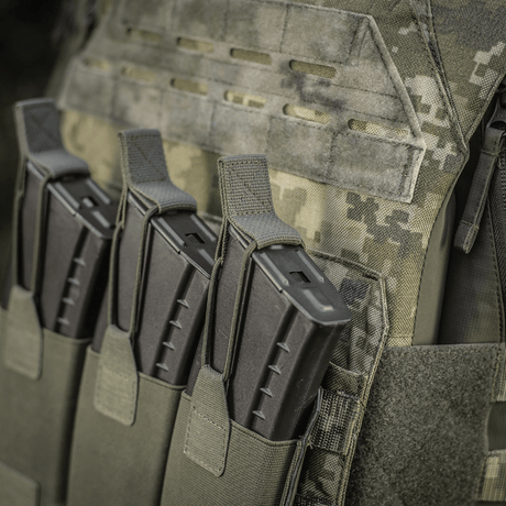 M‑Tac Elastisk Triple Magazine Pouch Elite med tre magasin, robust Cordura 500D-material, MOLLE-kompatibel, snabb åtkomst.