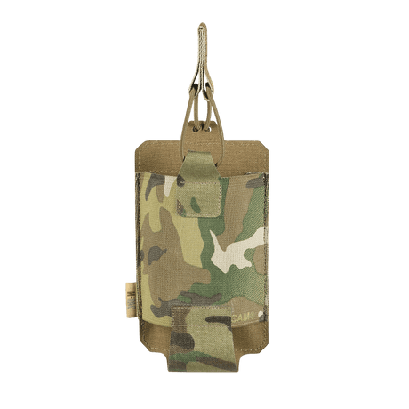 M‑Tac Elastisk Single Magazine Pouch Elite i camo-design med MOLLE-montering och elastisk rem för AK/AR-magasin, sedd framifrån.