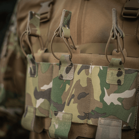 Taktisk uppsättning med M‑Tac Elastisk Single Magazine Pouch Elite för AK/AR-magasin, kompatibel med MOLLE-system, camouflagedesign.