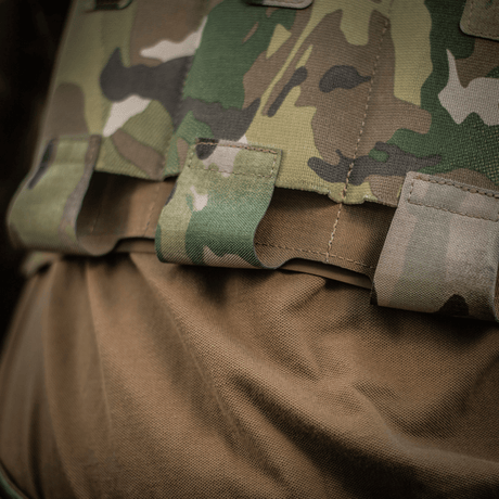 Närbild av camouflagedesignad M‑Tac Elastisk Single Magazine Pouch Elite monterad på taktisk utrustning.