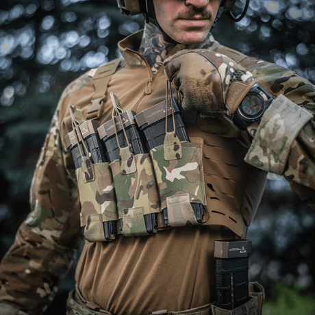 M‑Tac Elastisk Single Magazine Pouch Elite i kamouflage, monterad på taktisk väst, designad för AR/AK-magasin, visar hållbart Cordura 500D-material.