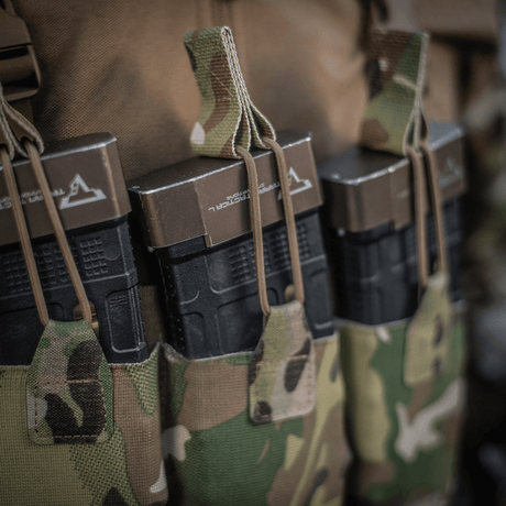 M‑Tac Elastisk Single Magazine Pouch Elite med magasin i ett kompakt och funktionellt MOLLE-kompatibelt utförande, kamouflagemönster.