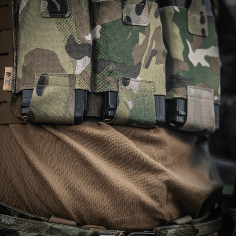 M‑Tac Elastisk Single Magazine Pouch Elite monterad på taktisk väst med camouflage, framhäver MOLLE-kompatibilitet och snabb åtkomst.