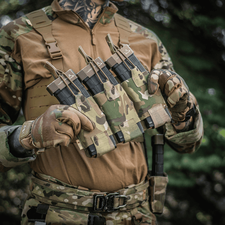 M‑Tac Elastisk Single Magazine Pouch Elite demonstrerar kapacitet för flera magasin i taktisk miljö med MOLLE-kompatibilitet.