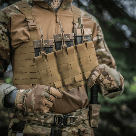 M‑Tac Elastisk Single Magazine Pouch Elite på soldatens väst med magasin, kompakt och funktionell design, kompatibel med MOLLE-system.