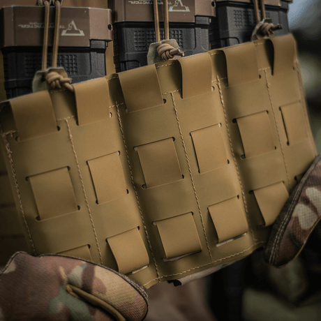M‑Tac Elastisk Single Magazine Pouch Elite med MOLLE Laser Cut-system i användning, visar pålitlig förvaring av magasin.