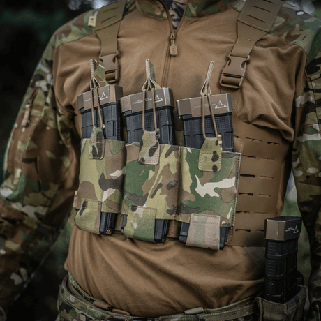 M‑Tac Elastisk Single Magazine Pouch Elite med AK/AR-magasin på MOLLE Laser Cut-system, camouflagedesign, snabb åtkomst och pålitlig säkring.