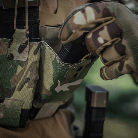 M‑Tac Elastisk Single Magazine Pouch Elite i användning med camouflagedesign, säkerställer snabb åtkomst och fastsättning av AK/AR-magasin.
