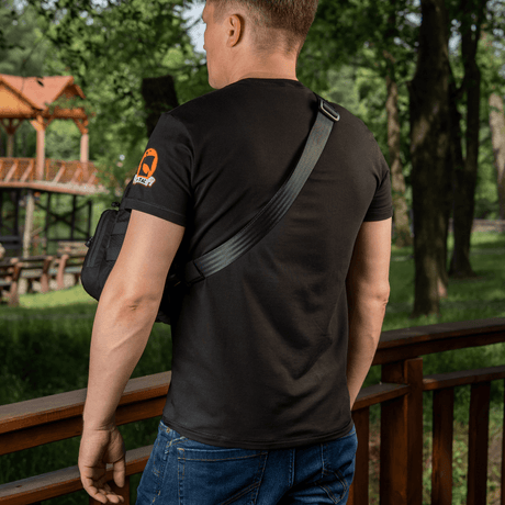 M‑Tac Cross Bag Elite Hex på axeln, utomhus i skog, sedd bakifrån. Perfekt för daglig användning och taktisk utrustning, volym 5 liter.