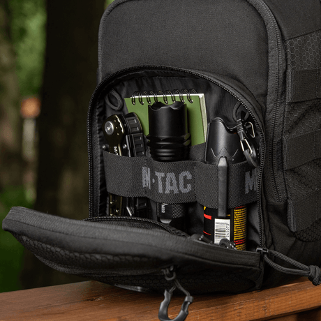 M‑Tac Cross Bag Elite Hex öppet fack visar förvaring av taktisk utrustning i svart Cordura-material.