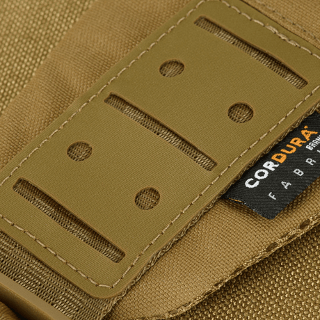 M‑Tac Cross Bag Elite Hex i Cordura 500-material, detalj av axelrem med MIL‑SPEC-fästen, perfekt för vardag och taktisk användning.
